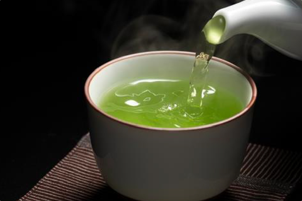 急須でお茶を入れている様子