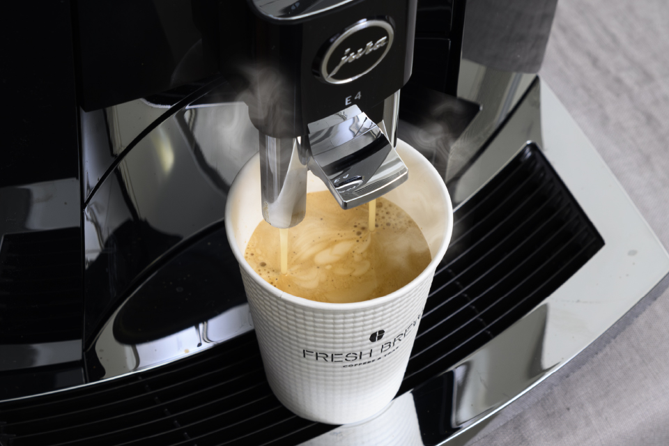 コーヒーマシンでコーヒーを抽出している様子